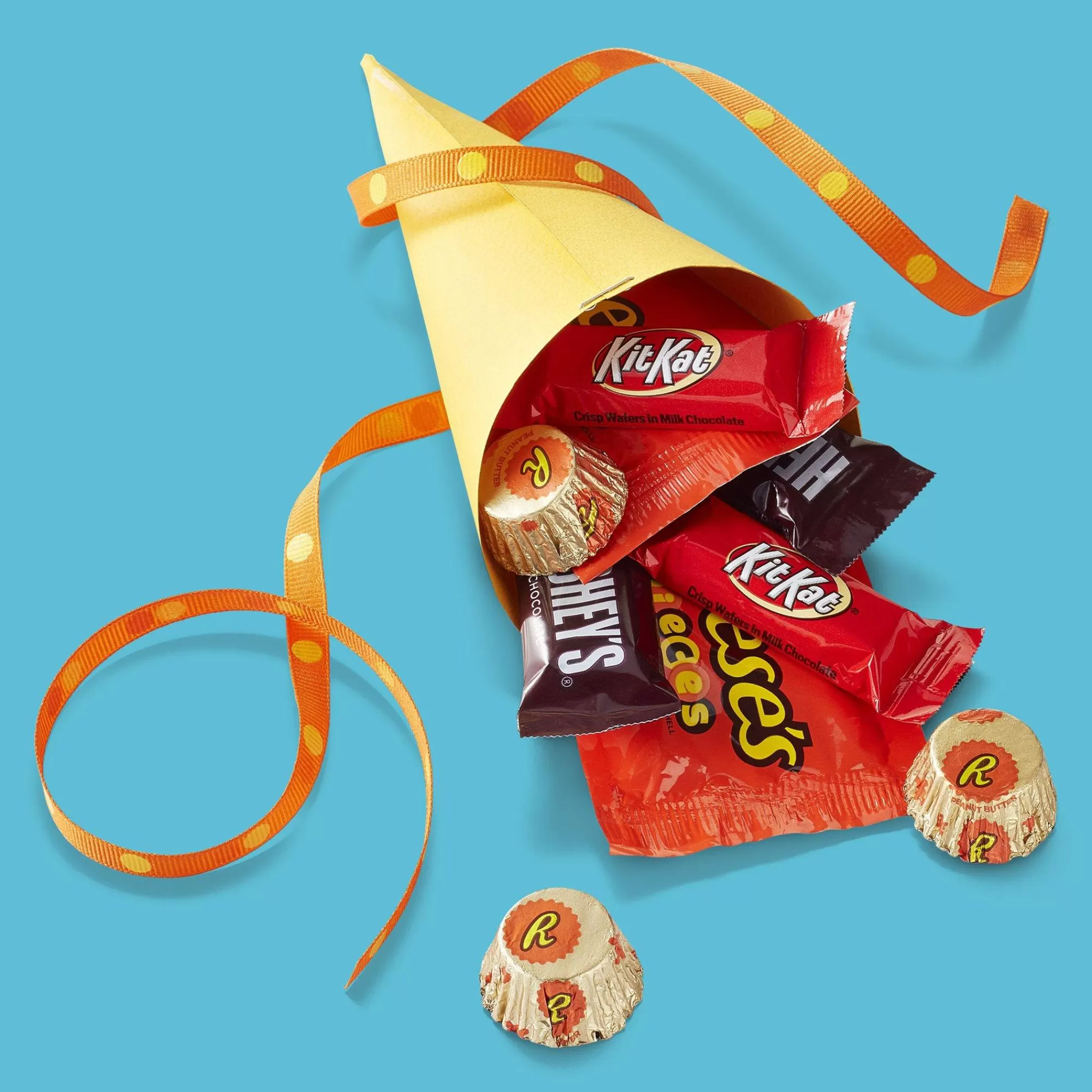 Hershey's Chocolate Candy-Chocolate Miniatures Assortment Party Pack Bag, 33.38 Oz, 93Pc - Reese's, & Kit Kat